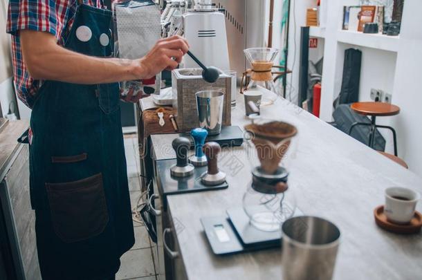 专业的咖啡馆准备咖啡的员工准备的咖啡豆替代的方法