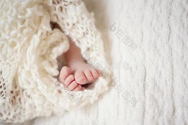 新生的婴儿脚.新生的小孩.婴儿木头支架采用愈合毛毯.