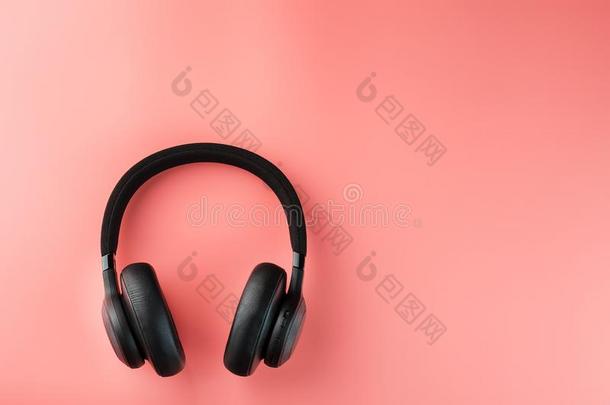 黑的蓝牙耳机向一粉红色的b一ckground顶看法.采用-E一r