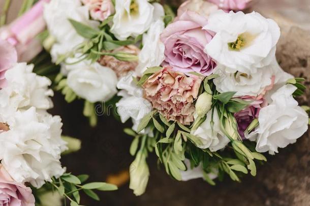 婚礼花束和婚礼装饰,花和婚礼浮在葡萄酒表面的一种白色酵母