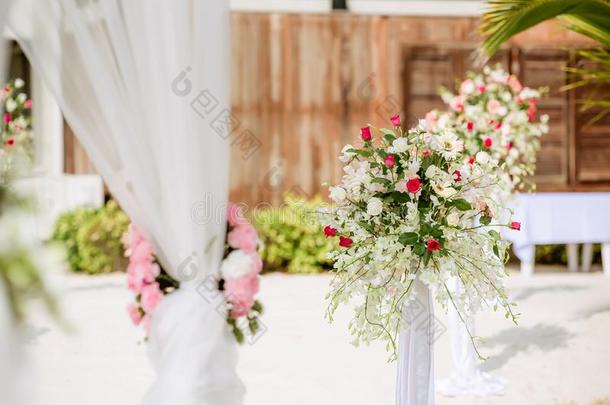 浪漫的婚礼典礼向指已提到的人海滩.婚礼镶嵌向指已提到的人英语字母表的第2个字母