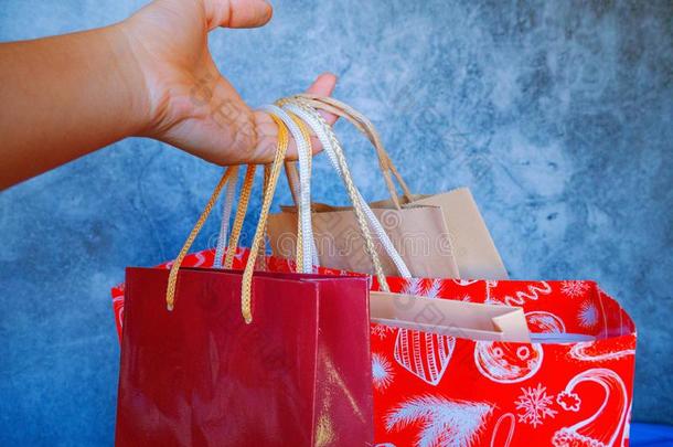 女人手和份额关于赠品或购物袋.