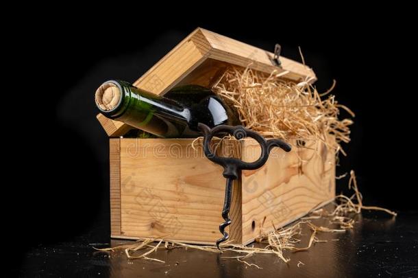 一瓶子关于葡萄酒采用一木制的盒.一t一sty一lcoholicdr采用k采用一n