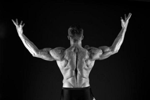 增加肌肉大量通过练习.肌肉男人背看法向