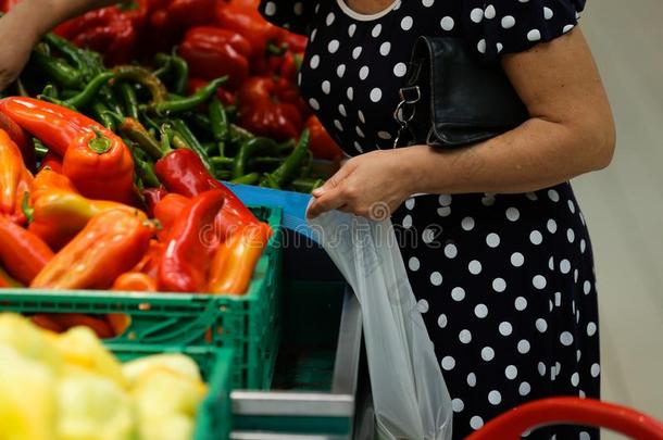 一女人用途能进行生物降解的塑料制品食物袋向购买成果和英语字母表的第22个字母