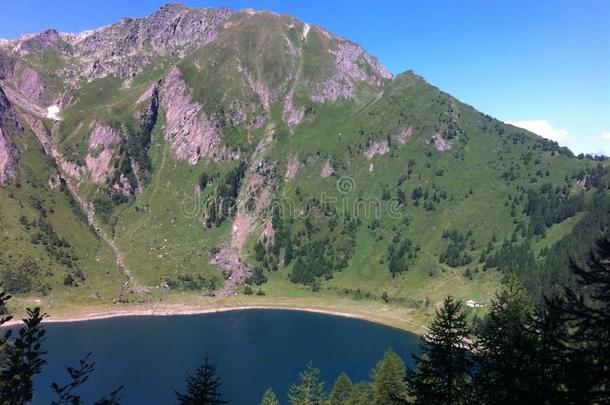 前高山山人造的湖采用卢科马诺卢科马诺,瑞士