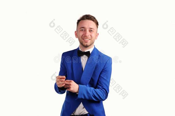 微笑的男人采用蓝色套件和向白色的背景