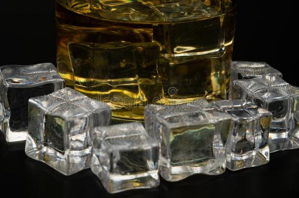 <strong>威士忌</strong>酒采用指已提到的人岩石,玻璃关于<strong>威士忌</strong>酒和冰立方形的东西