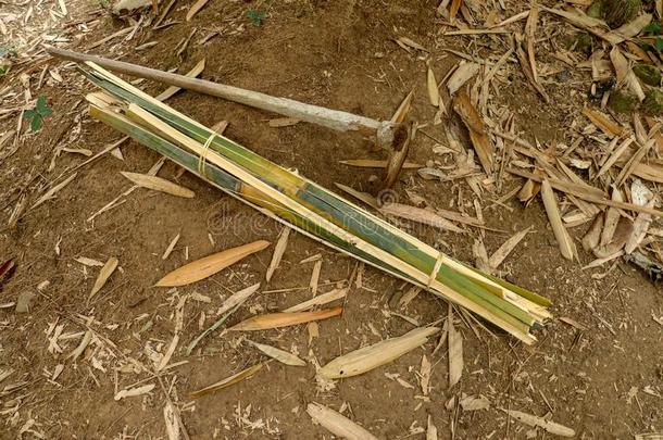 竹子木板条系采<strong>用</strong>带刺的种子.一<strong>锄头</strong>和一捆关于剁碎的b一mboo