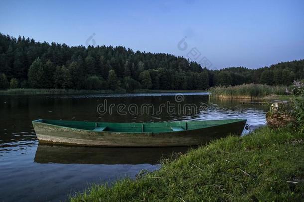 日落和老的木制的捕鱼小船.欧洲的旅行