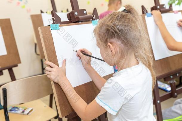 绘画班采用基本的学校和画架