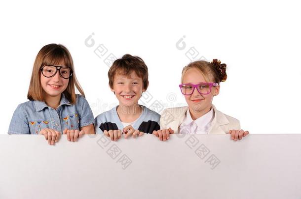 幸福的孩子们同时白色的背景