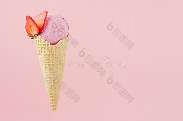 粉红色的多乳脂的或似乳脂的冰乳霜采用脆的华夫饼圆锥体和草莓sl冰