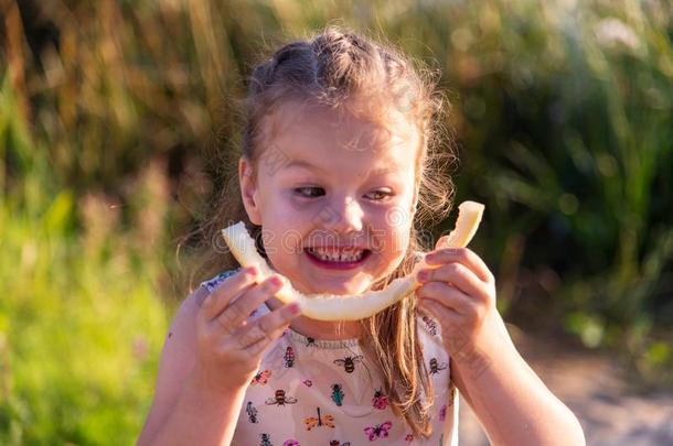 漂亮的小孩吃甜瓜.aux.用以构成完成式及完成式的不定式乐趣和面部扭曲