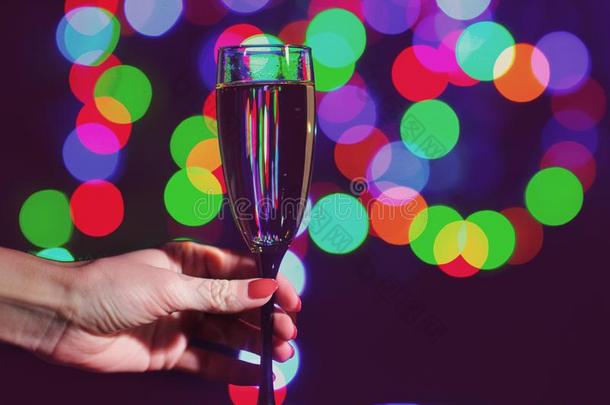 玻璃满的关于香槟酒反对圣诞节家畜的肺脏.假日.社交聚会