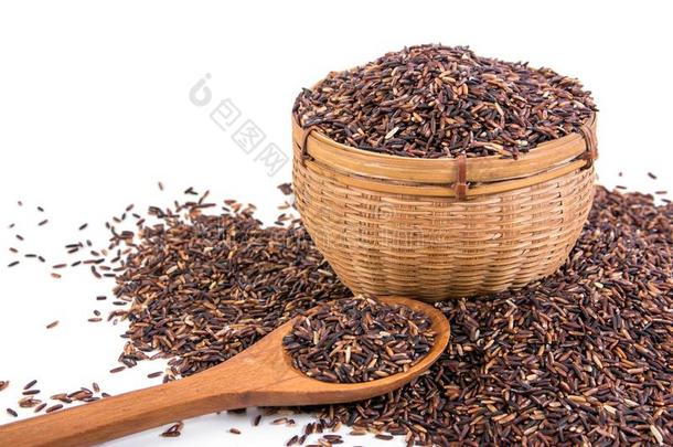 棕色的稻采用竹子篮和木材勺隔离的向白色的用绳子拖的平底渡船