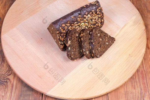在一定程度上刨切的棕色的面包三角的形状向木制的服务蟒