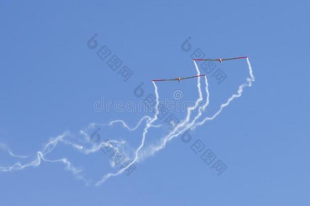 特技飞行的滑翔机向蓝色天,藤条飞行章运动队