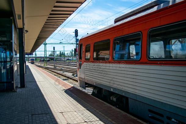 东方的-欧洲的火车车站和台和火车
