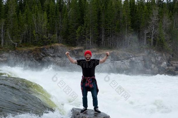 年幼的男人徒步旅行户外的生活方式旅行<strong>幸存</strong>观念河