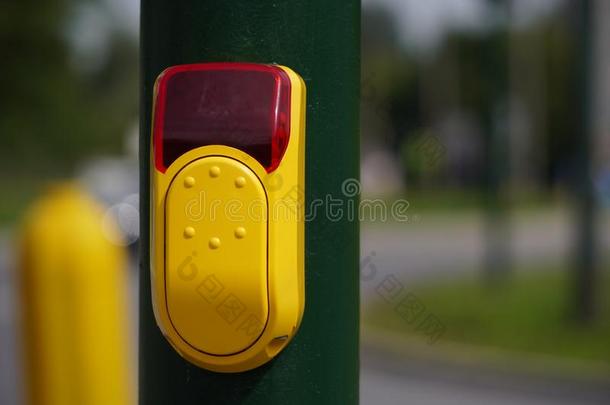 黄色的按钮采用盲文向驾驶指已提到的人人行横道.压指已提到的人日分