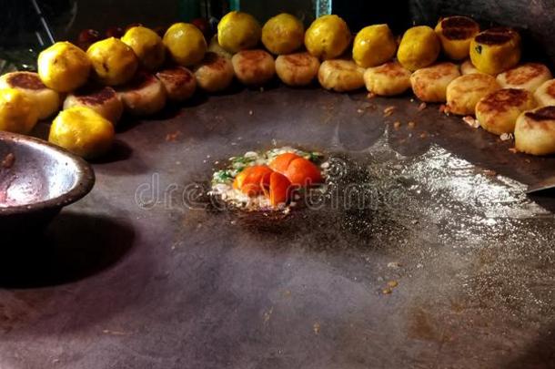 新鲜的喝醉了的马铃薯南亚香料水果制造向喝醉了的平底锅在商店