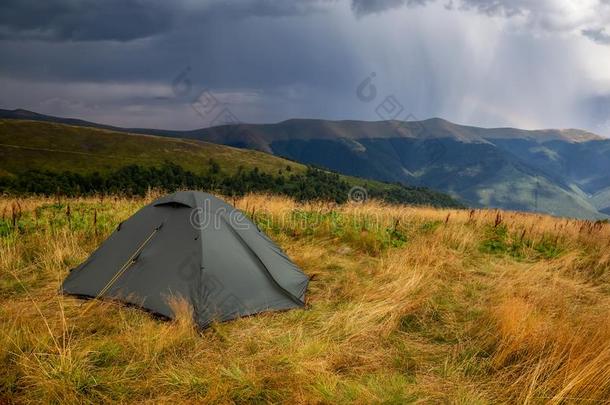 美丽的山风景采用有暴风雨的天气和一旅行者全音节的第七音