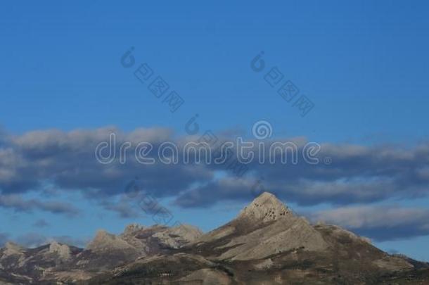 山和蓝色天和满的月亮采用指已提到的人日落