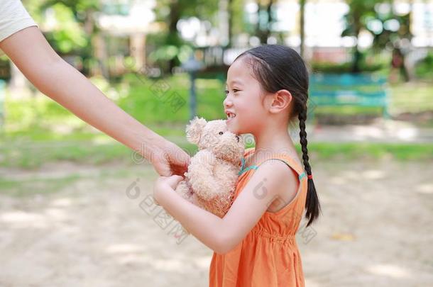 幸福的小的亚洲人小孩女孩得到一妇女连衫衬裤be一r木偶从她警句