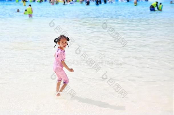 小的亚洲人小孩女孩享有和跑步进入中大的游泳便便