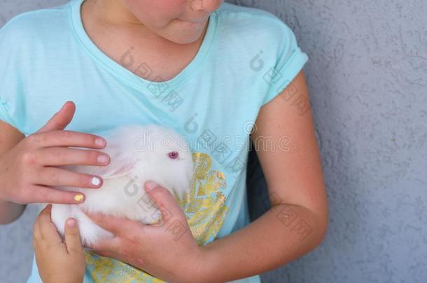 幸福的年幼的女孩佃户租种的土地兔子兔子.