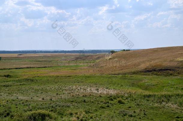 俄国的干草原和既深又狭、坡度很大的山谷在下面微量关于热的太阳