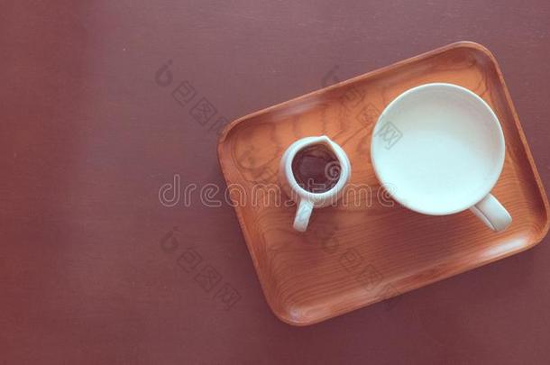咖啡豆热的采用白色的杯子