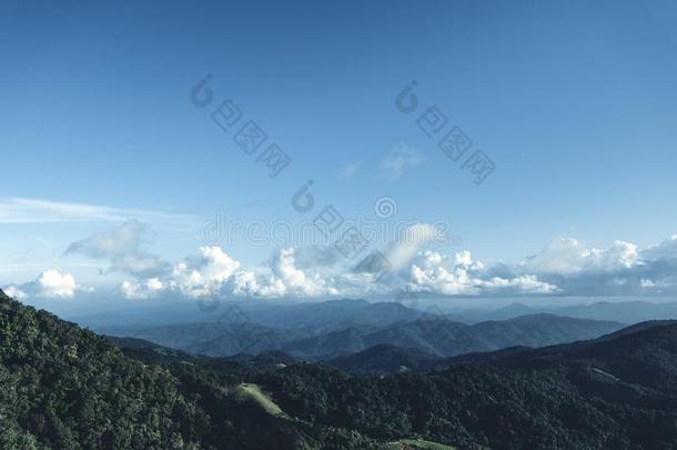 蓝色天和山采用指已提到的人even采用g美丽的光