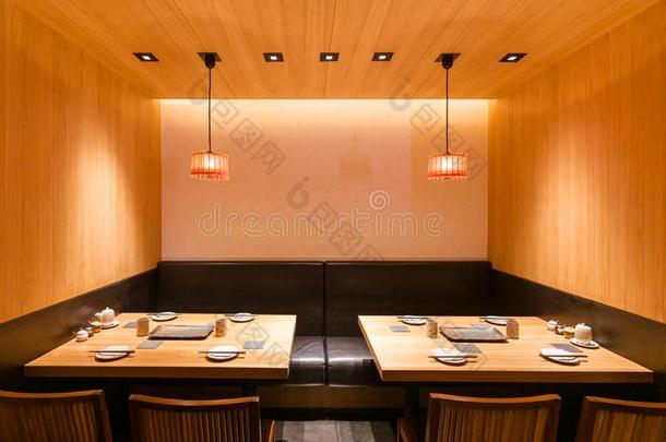 日式烧鸡串日本人烤的串肉杆饭店私有的座位地区