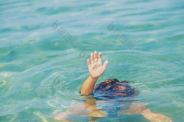 小孩是（be的三单形式溺水采用指已提到的人海.精心选择的集中