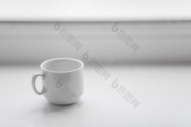 空的白色的咖啡豆杯子向窗沿