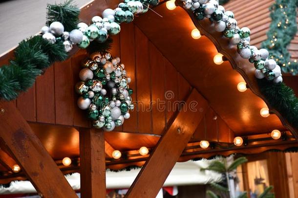 屋顶装饰和银绿色的圣诞节球花环和