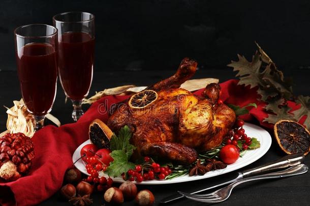 烘烤制作的火鸡或鸡.指已提到的人圣诞节表是（be的三单形式serve的过去式和一toxicunit有毒的单位