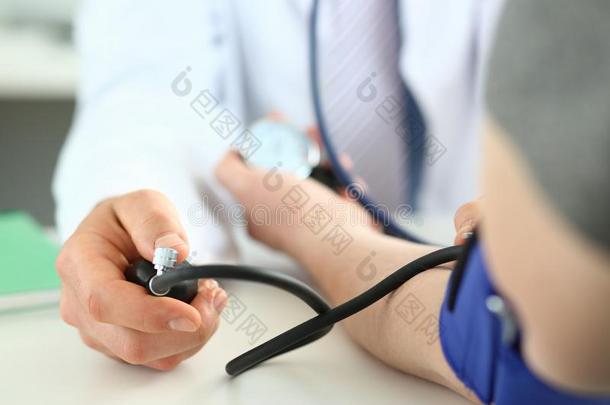 医生校核血压