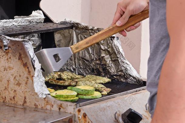 男人烹饪术牛排和夏季产南瓜之一种大奖章是煮熟的向气体-gas-flowindicator气体流动指示器