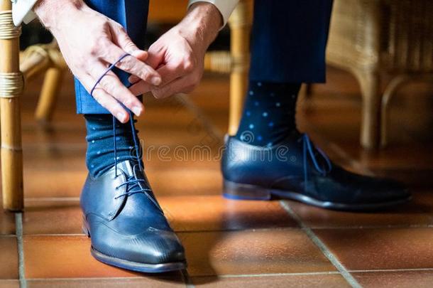 商业男人或使整洁穿衣在上面和典型的优美的鞋子