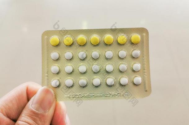 指已提到的人口头的避孕用具药丸镶板采用手,口头的避孕用具圆周率