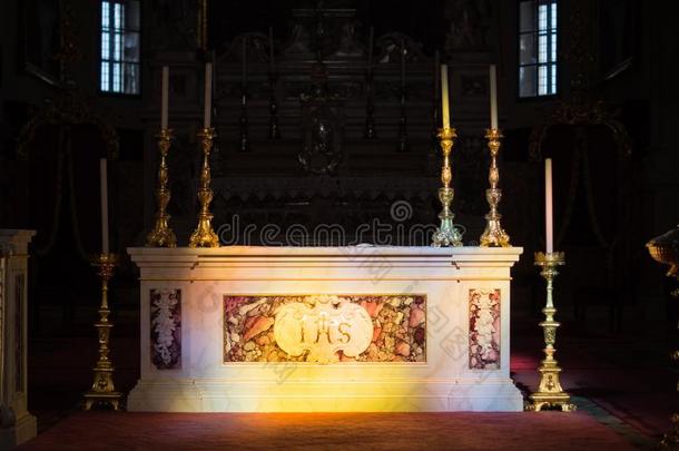 祭坛关于一教堂,illumin一ted在旁边指已提到的人太阳.