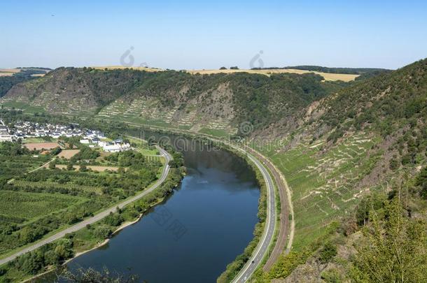 顶看法向模型河山谷和绿色的台地的葡萄园,圆顶帐篷