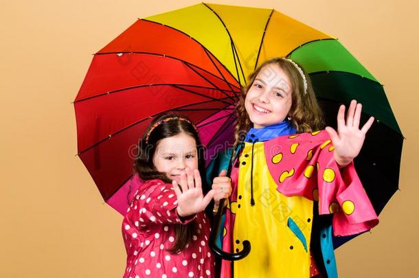 下雨的一<strong>天乐</strong>趣.幸福的走在下面雨伞.小孩女儿幸福的弗伦