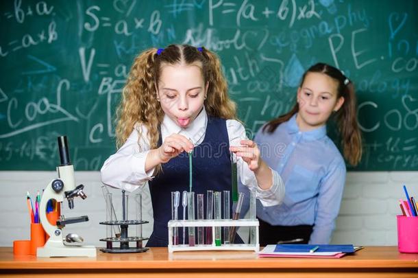 学校实验室.女孩聪明的学生组织学校实验.