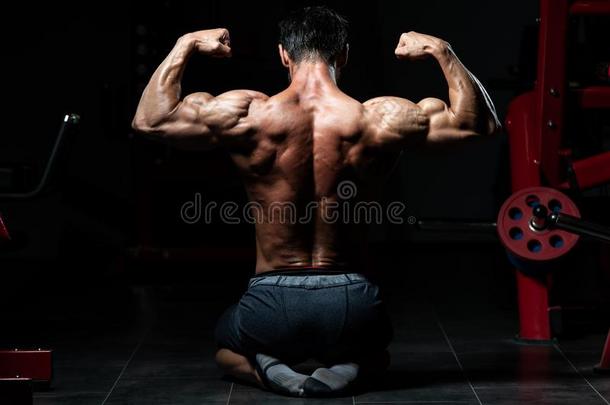 <strong>肌肉</strong>的男人挠曲<strong>肌肉</strong>饲养双的二头肌使摆姿势