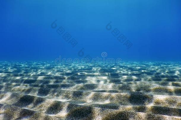 在<strong>水中</strong>的蓝色洋,沙的海底部在<strong>水中</strong>的背景