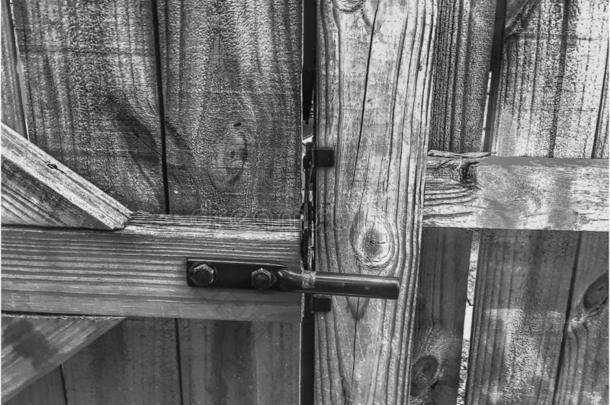 左边的指已提到的人门半开着的âª黑的和白色的门门闩关于铁器